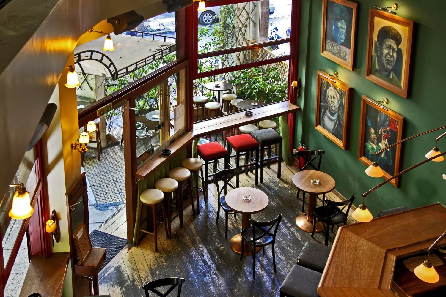 Have a drink in one of Exarcheia’s most famous bars, Mavros Gatos. Photo source: neopolis.gr