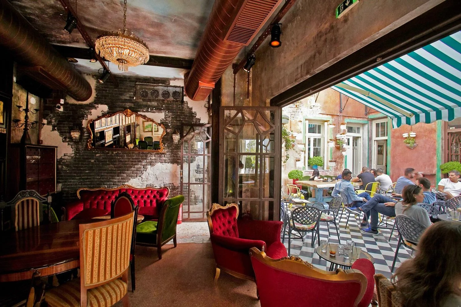 This bar opened a couple of years ago and took its name by the bird “ Upupa epops ”, latin for the hoopoe bird. The owners liked this bird because they thought it has a rock style, which suits best their character. Photo source: blog.visitgreece.gr
