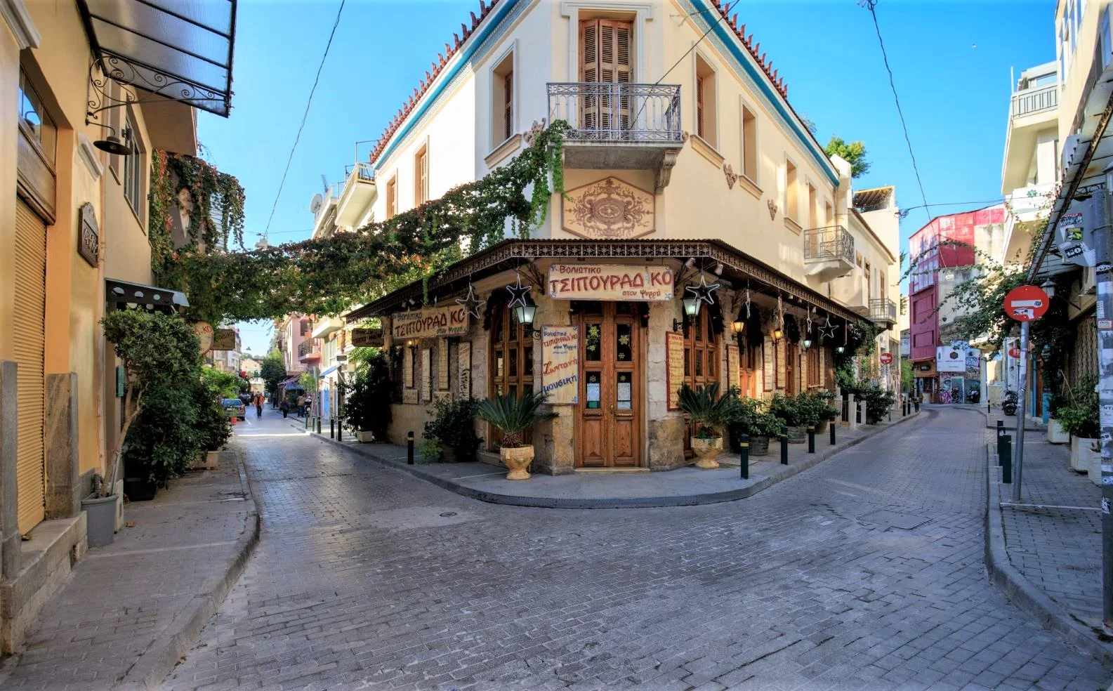 Listen to some live Greek music while enjoying traditional local meze in Voliotiko , Athens. Photo source: cntrlstay.com