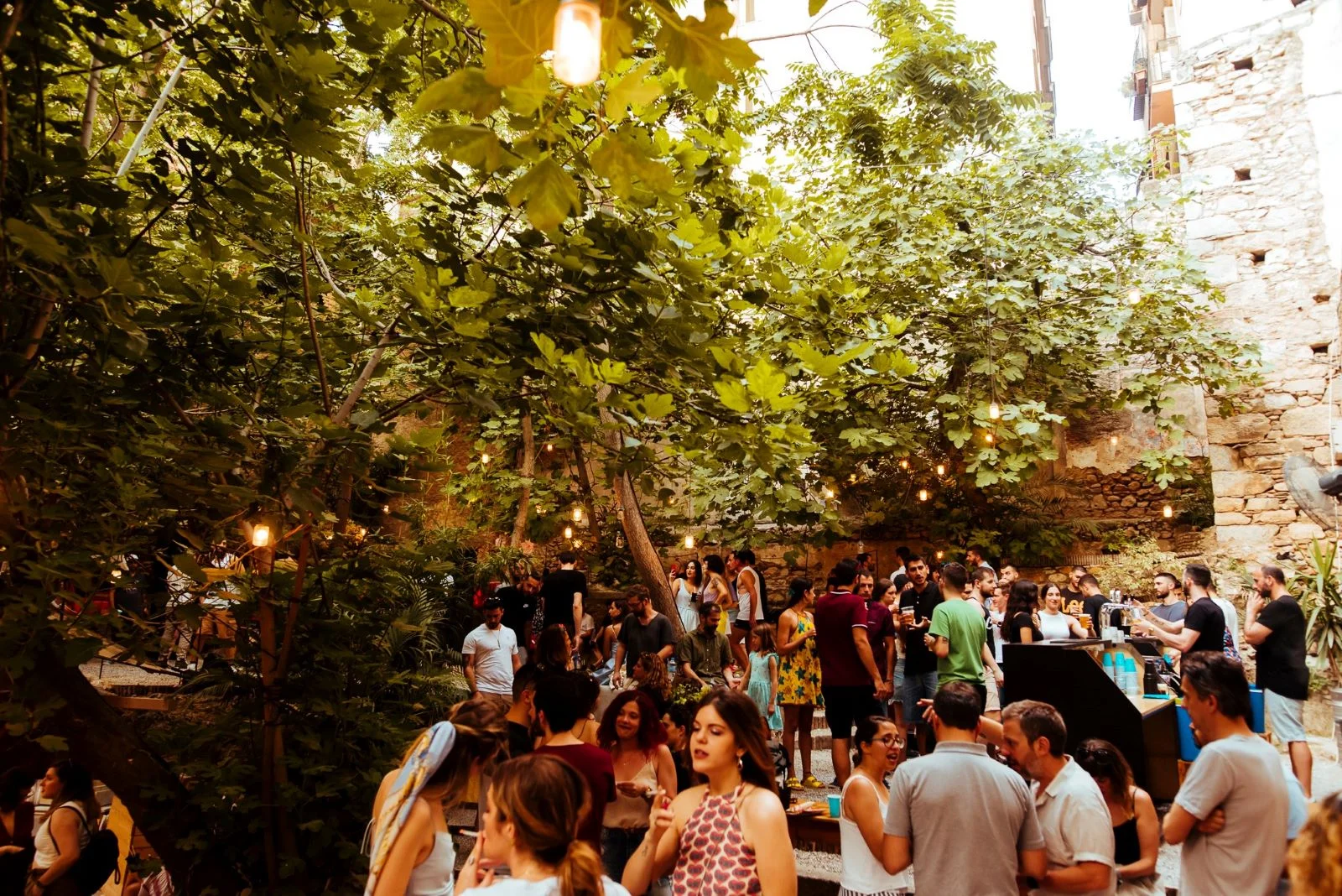 Discover the open-air restaurants and cafés of Athens during your visit and take a breath of fresh air while escaping the Athenian summer heat. Photo source: sixdogsathens