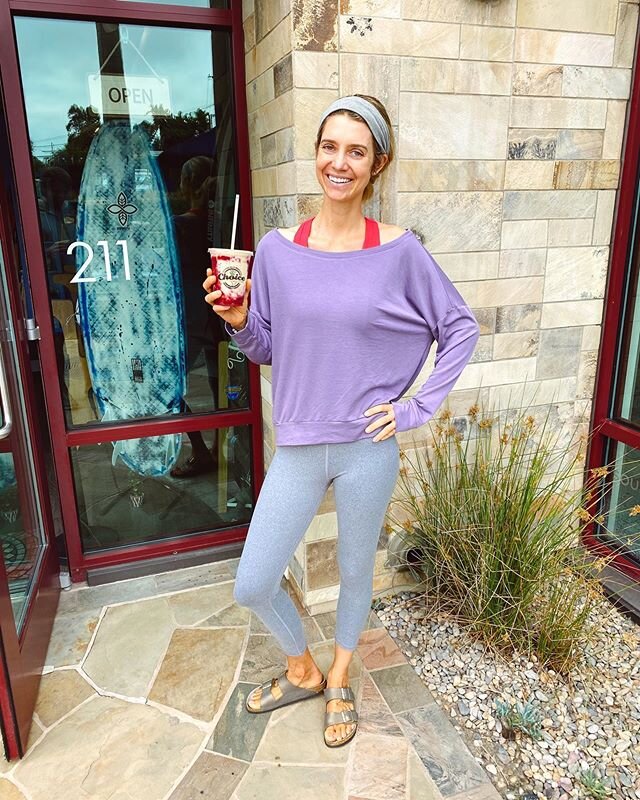 Simple pleasures that make me happy.. cozy leggings and smoothies. My life uniform. #myfabletics #moveinfabletics #fableticspartner #alexcurtiswellness