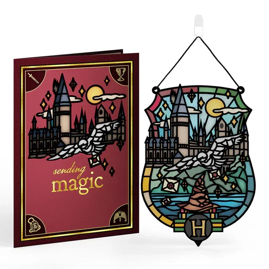 LP13190_HarryPotterSendingMagicHogwarts_SuncatcherCard_CoverOverview.webp