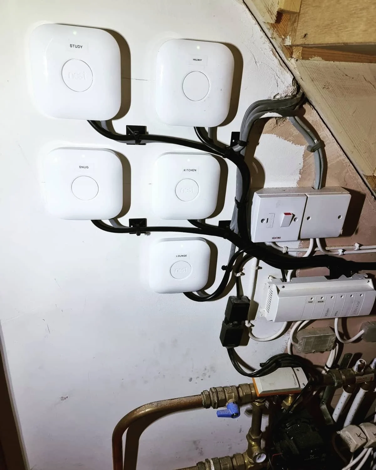 Behind the scenes of the 6 Thermostats. 5 Heatlinks for downstairs and 1 upstairs. All neatly installed and tidy. 

@googlenest 
#googlenestpro #googlenestthermostat #smartthermostat #heatlink #heatingcontrols