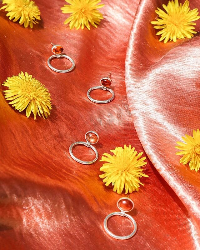 Lovely custom sunstone and amber mini hoops from a fun and sunny little photoshoot I did last week ☀️ .
.
.
.
.
.
.
.
.
. .
.
.
.
.
.
.
#minihoops #hoops #amber #sunstone #dandilions #spring #sunny #sunshine #jewelry #productphotography #sterlingsilv