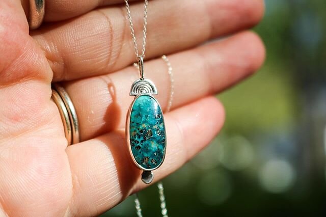 A lovely simple little turquoise layering necklace. Totally going to make one for myself if i can ever get caught up on my customs. Bought some really lovely dainty chain and it&rsquo;s so great for stuff like this! Check out the detail in that stone