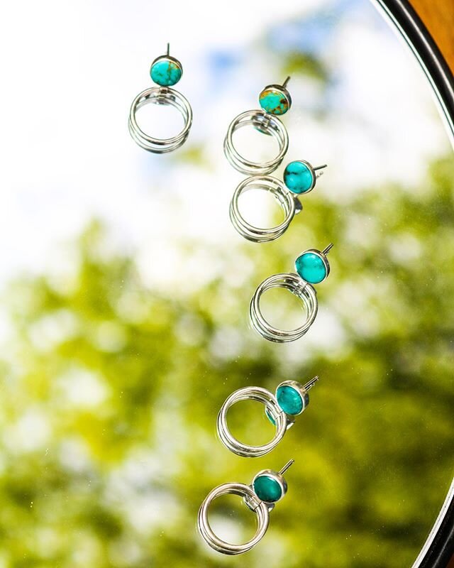 Happy Wednesday! .
.
.
.
.
.
.
.
.
.
.
#riojeweler #jewelry #jewelrydesigner #minihoops #sterlingsilver #sterlingsilverjewelry #handmade #handmadejewelry #makersgonnamake #makersmovement #happycreativelife #smallbusiness #minimalism #turquoise #turqu