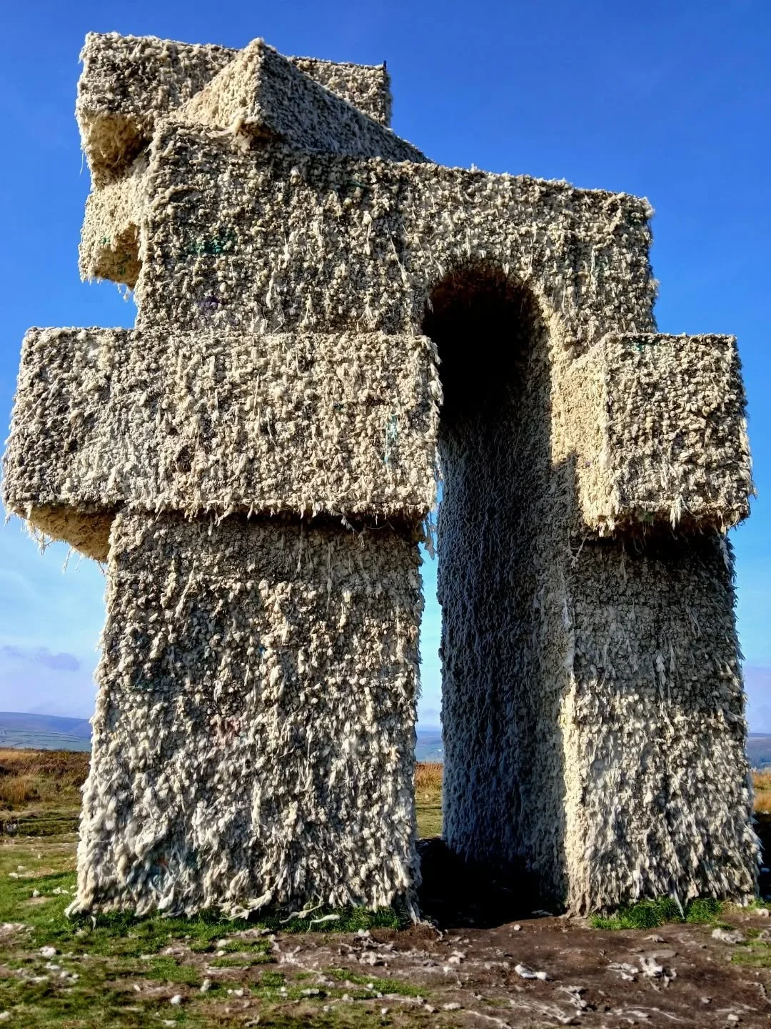Ahhhh... back in the West Riding for a Sunday stroll. How can I tell?
Clear skies. Crags and slabs and cobbles. Bilberry bushes. Dry stone walls. Heather. Mill buildings.  Public art.
📍
Tower sculpture by Steve Messam. The piece references the bou