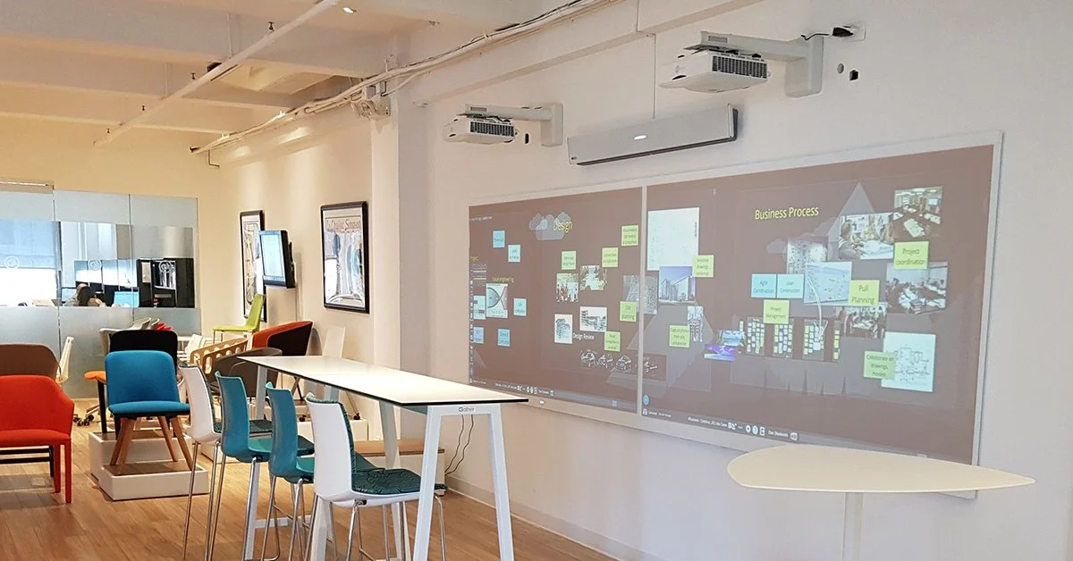  40 Points of touch - 3600 lumens for optimal brightness - 2500 expected hours of projector life
