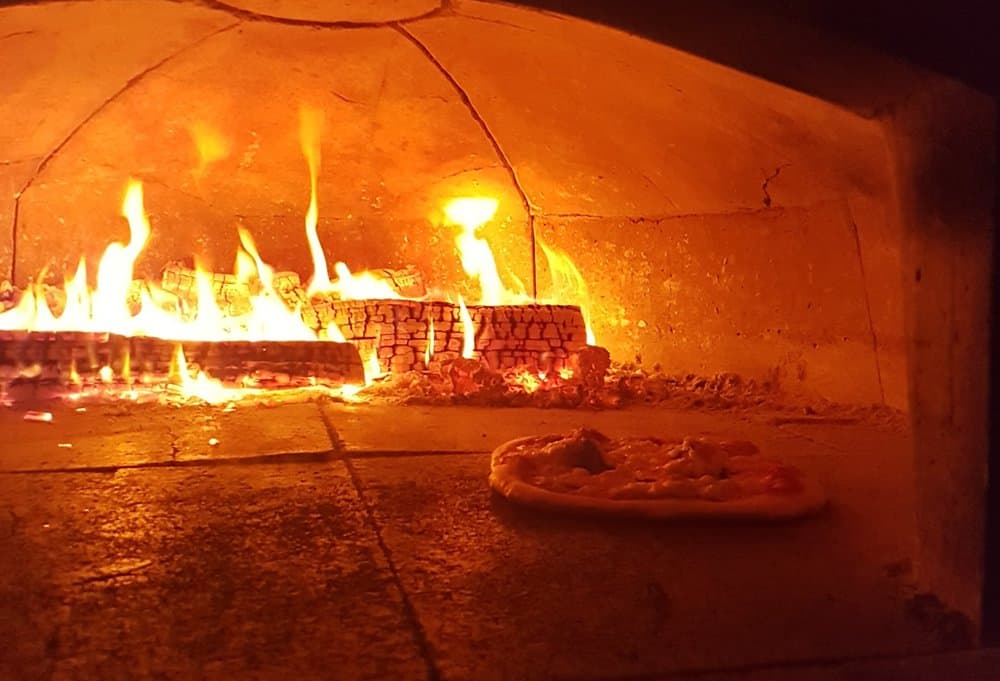 interiorofowoodfiredoven.pizza.cooking.jpg