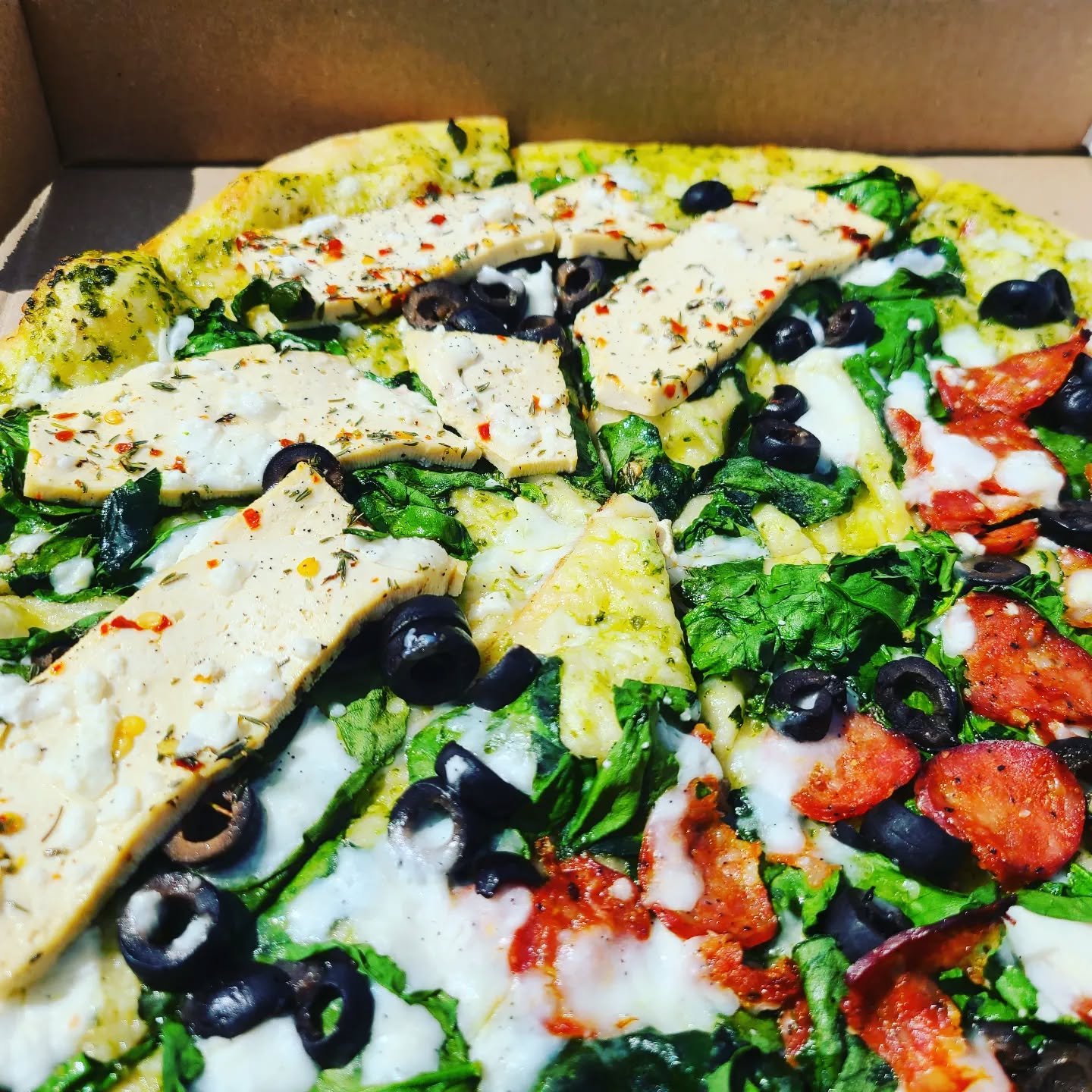 PizzA of the weeK
.
The Euclid. 
.
Pesto. Spinach. ⚫️ olive. Italian sausage or TOFU...yum. 🐐  Feta or vegan 🧀 
#pizzeria #c'estsibon