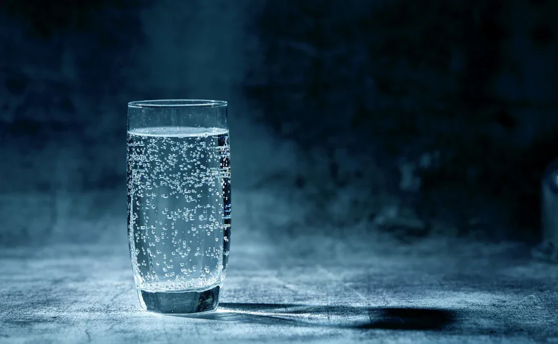 sparkling-water-glass.webp