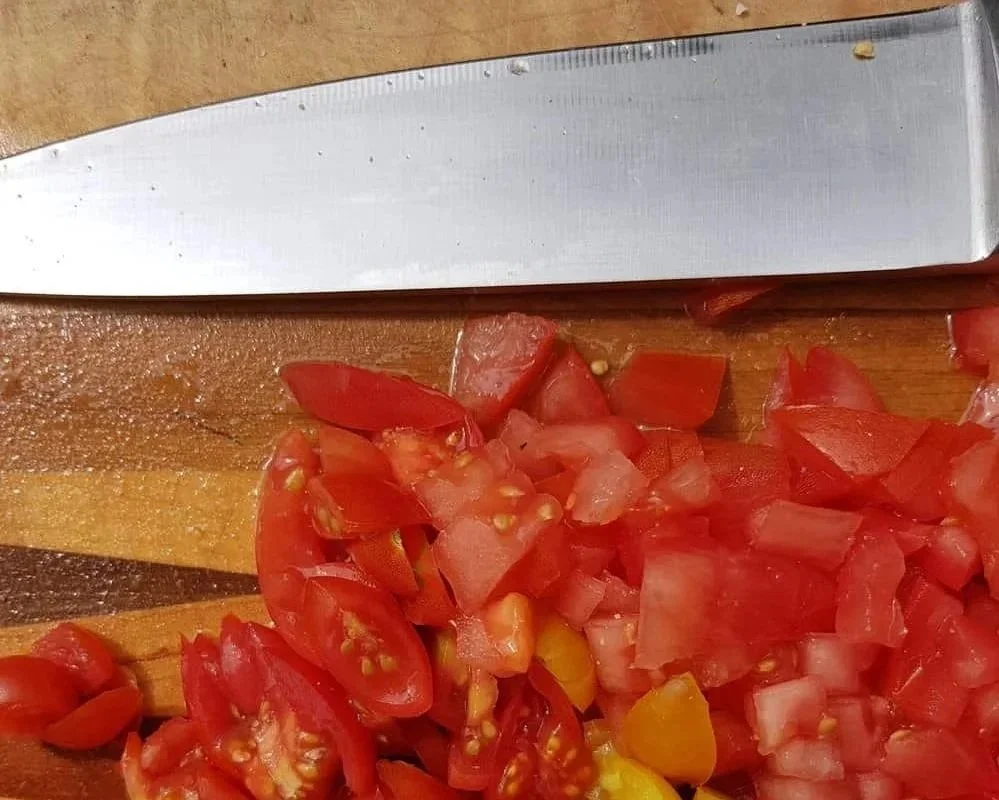 tomatoes.cuttingboard.knieblade.jpg
