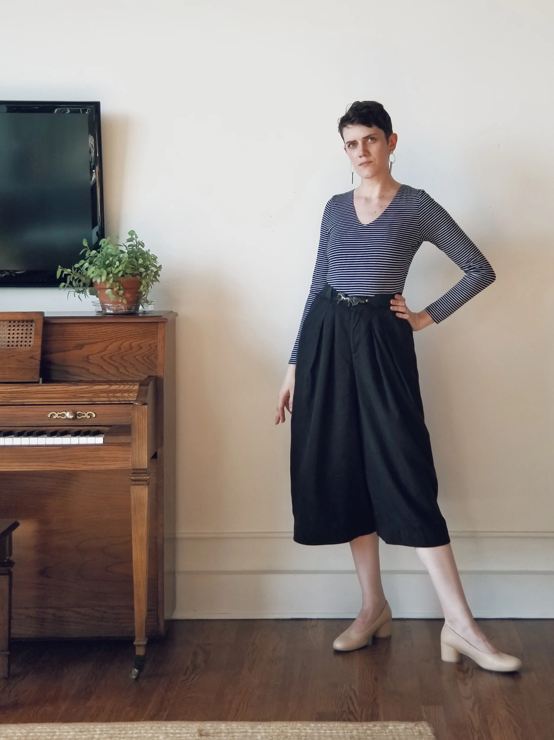 Everlane long-sleeve v-neck bodysuit pictured together with my new Jennifer Glasgow tencel pants and Ecco heels.