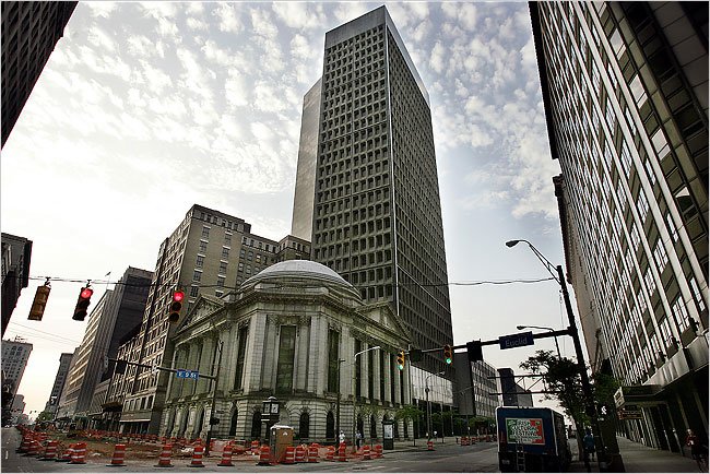 Marcel Breuer’s 1971 Cleveland Trust Tower was abandoned in the late 1980s. A development plan proposes an office building on the site. Credit David Maxwell for The New York Times