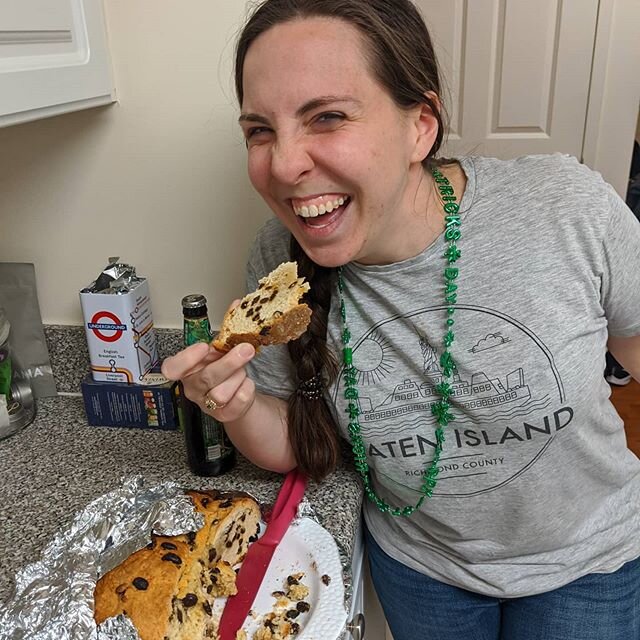 Our next submission for our #HowDoYouCelebrate #StPats challenge is @kaethecelt! Kasey celebrates by having some soda bread and spending time with her siblings! Send your photos and videos to info@irishdance.nyc to be featured next!
.
.
.
.
.
#irish 