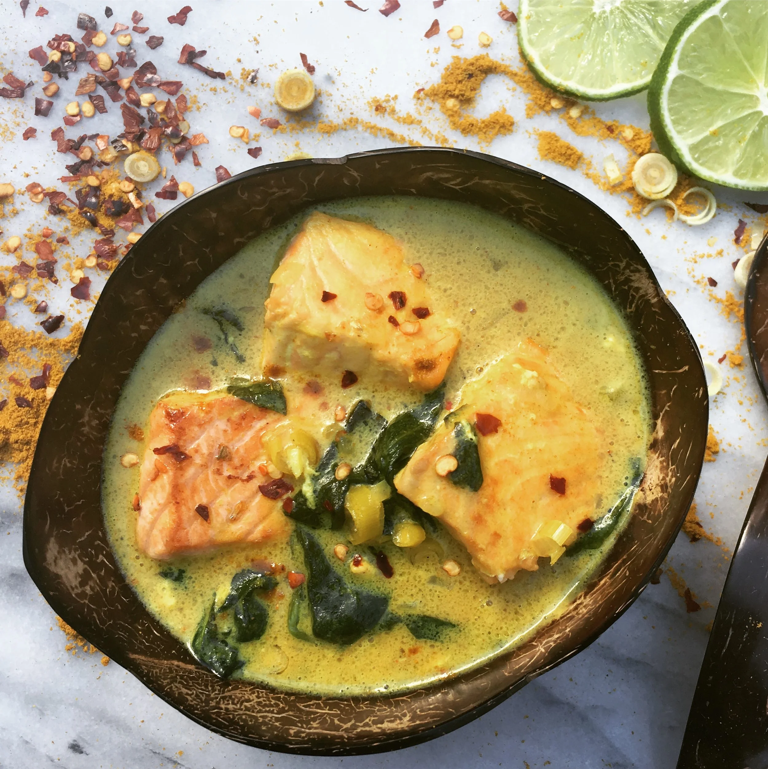 Curry au saumon et épinards, au lait de coco
