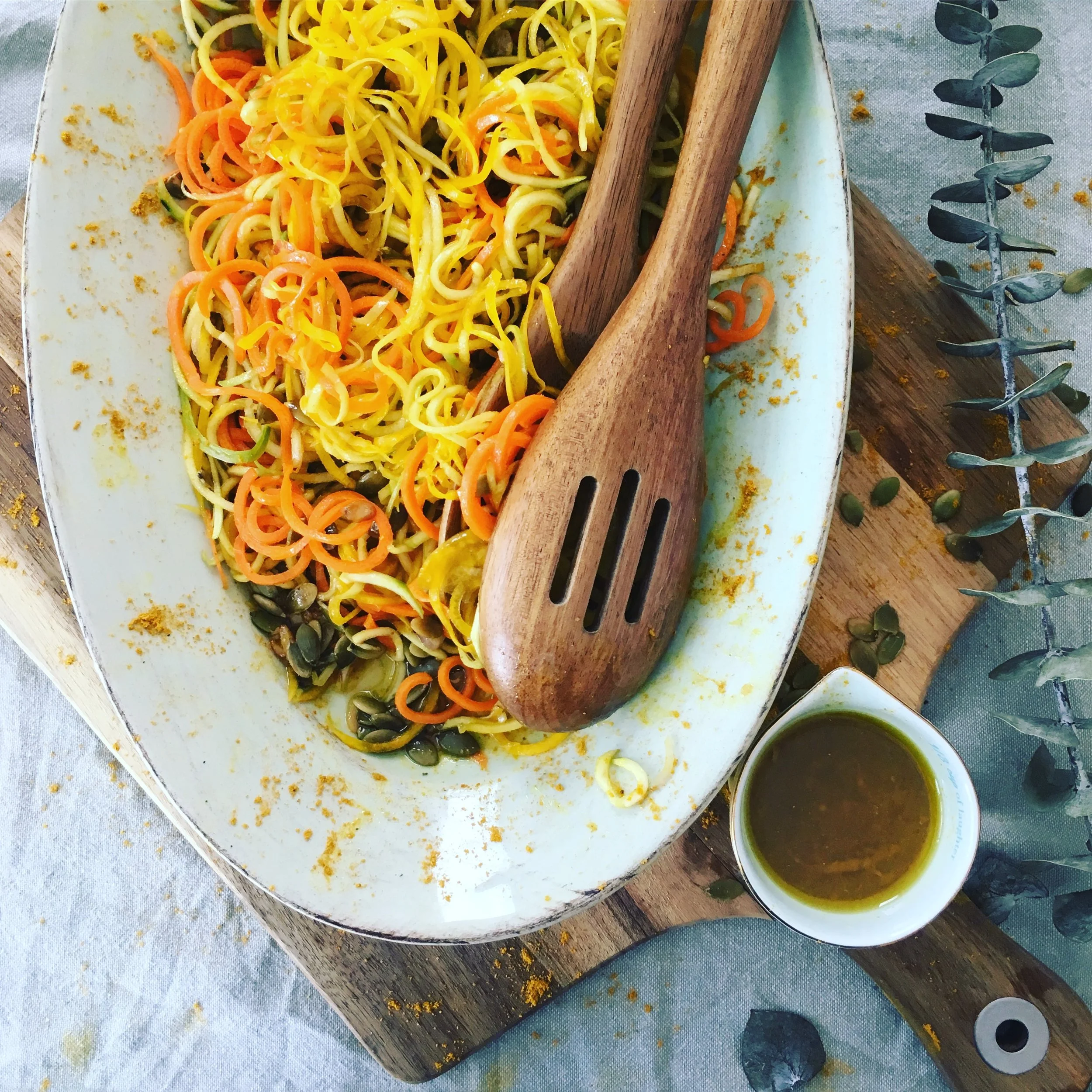 Salade de légumes crus, vinaigrette au cari