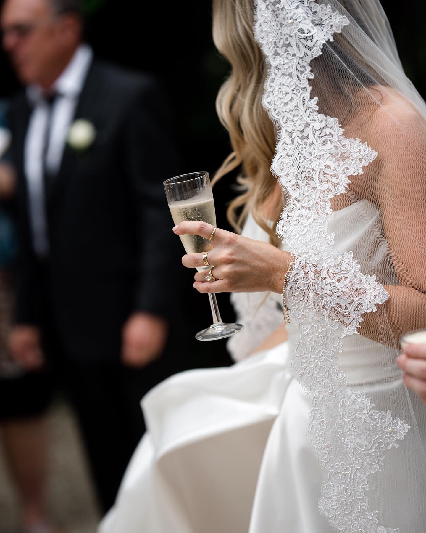 Lace details ✨

Photography @anemotionweddings 

#sydneyweddingstylist #sydneyweddingstyling #huntervalleystylist #huntervalleywedding #huntervalleyweddings #huntervalleyweddingstylist #redleafwedding #redleafweddings #redleafwollombi #sydneyevent #s