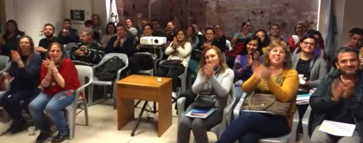 Aplauso final de los docentes a los que no pude ver porque transmití online.