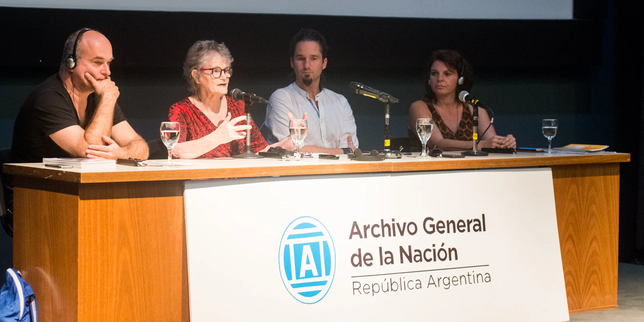 En la mesa Memoria y Familia de Vecinos Perdidos, esta rica y creativa actividad que organiza, por segunda vez en Argentina (la primera fue hace diez años) Alex Litsauer. Comenzó hace 20 años en una calle en Viena en la que se conmemoró y recordó a los vecinos que habían tenido que dejar sus casas para huir del nazismo. Tuve el honor de estar acompañada por Friedmann Derschmidt con su increíble historia de abuelos y bisabuelos nazis, de su ocultación y mistificación en la memoria familiar y de todo lo que hizo para reactivar el pasado, y por Christa Bauer del comité de Mauthausen que compartió el trabajo para luchar contra las afrentas antisemitas que reciben, cómo el museo trabaja en ello.
