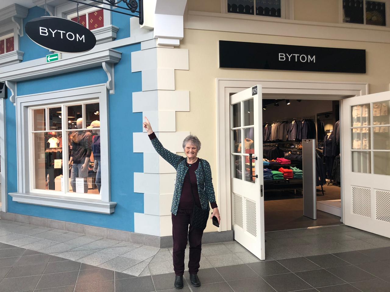 Ya por empezar la Marcha, el día anterior, visita al shopping que está cerca del hotel y encuentro un negocio que se llama Bytom.