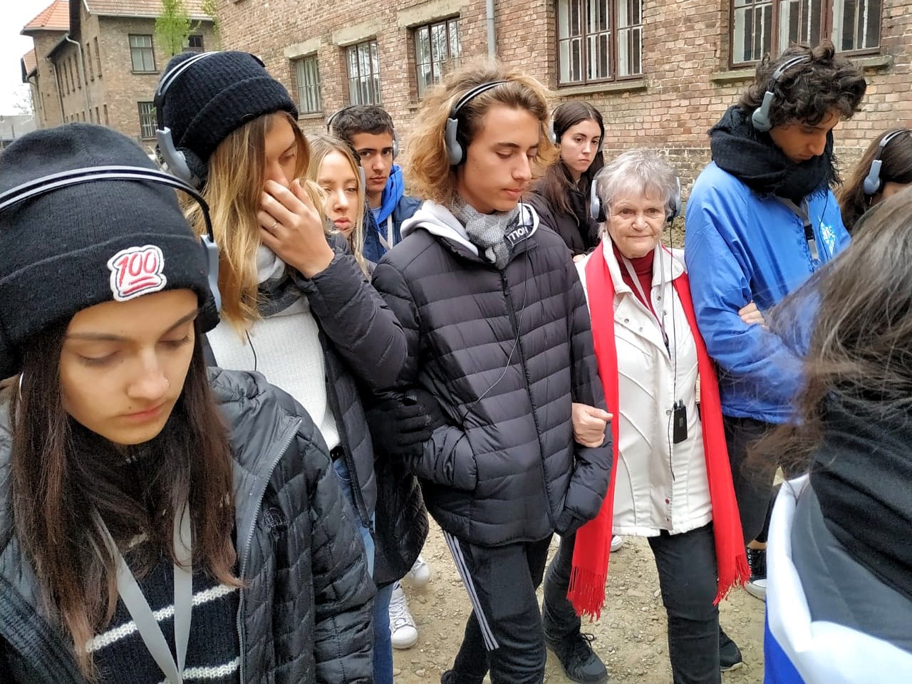 en auschwitz cuidada.jpg