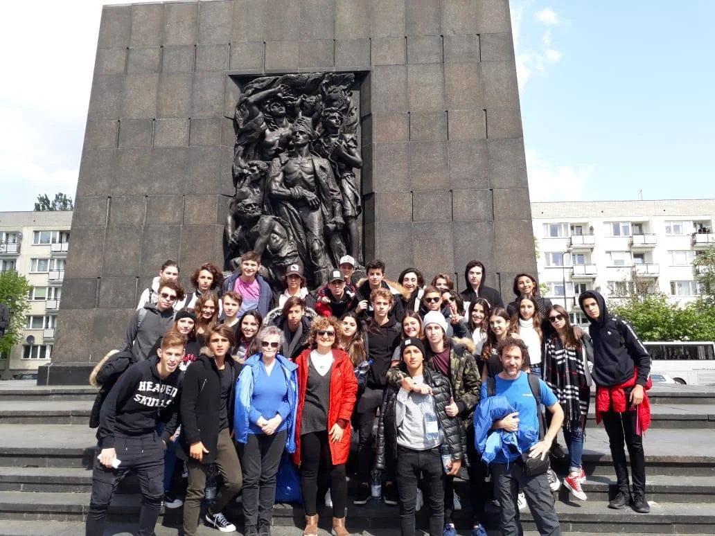 Monumento de Rapaport a los héroes del gueto, frente a la entrada del Museo Polin