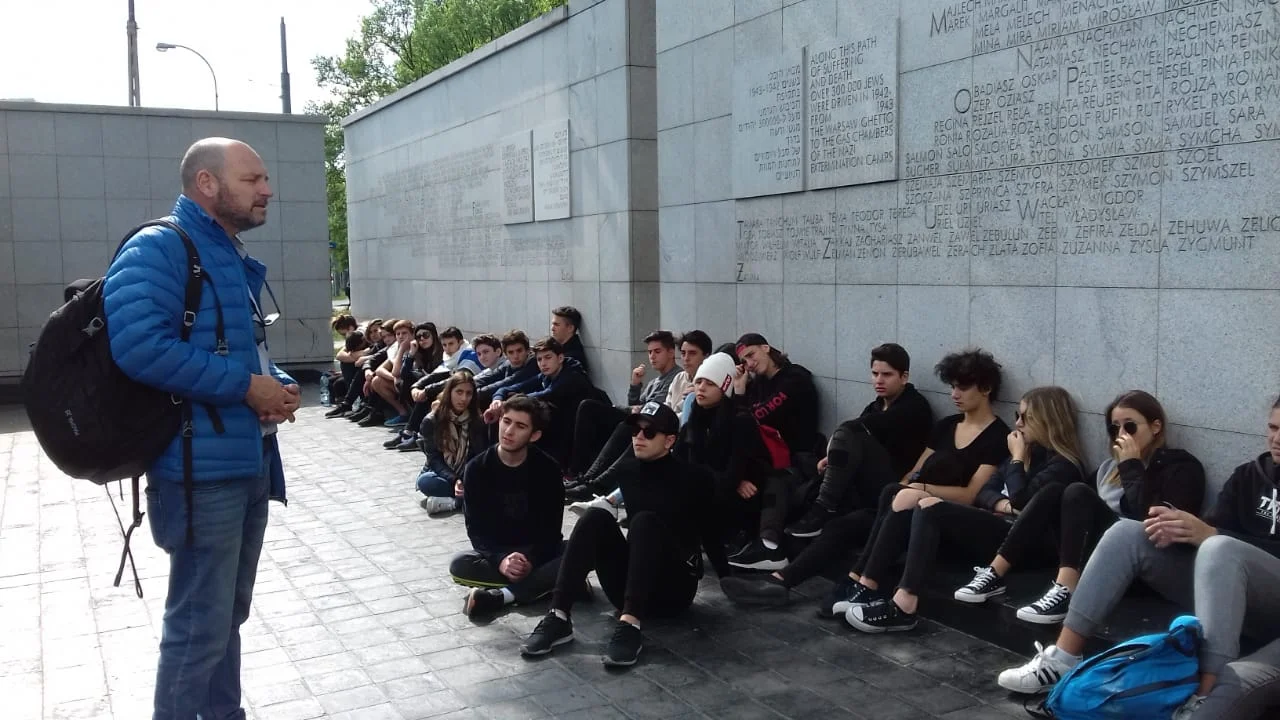 Yoel y su grupo en la Umschlagplatz, la Plaza de la Deportación