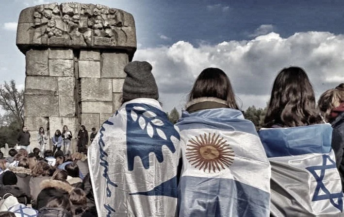 en el acto en el monumento en Treblinka