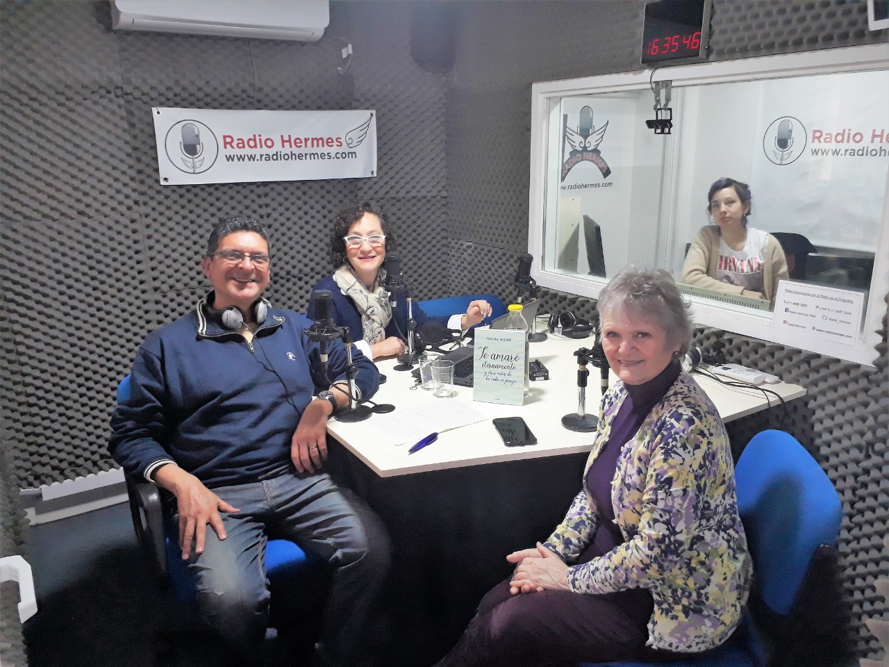 En el estudio de Radio Hermes, con Lena Reingold y Marcelo Della Mora en su programa Programa Radio Psi. Sábado 10 de agosto de 2019.