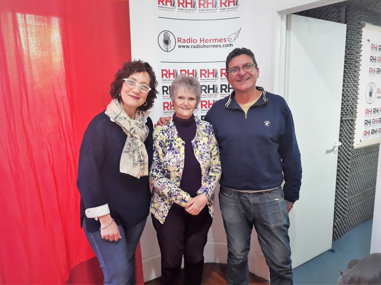 Después de la charla, Lena Reingold y Marcelo Della Mora en la sede de Radio Hermes, el emprendimiento cultural de Pablo Duarte.