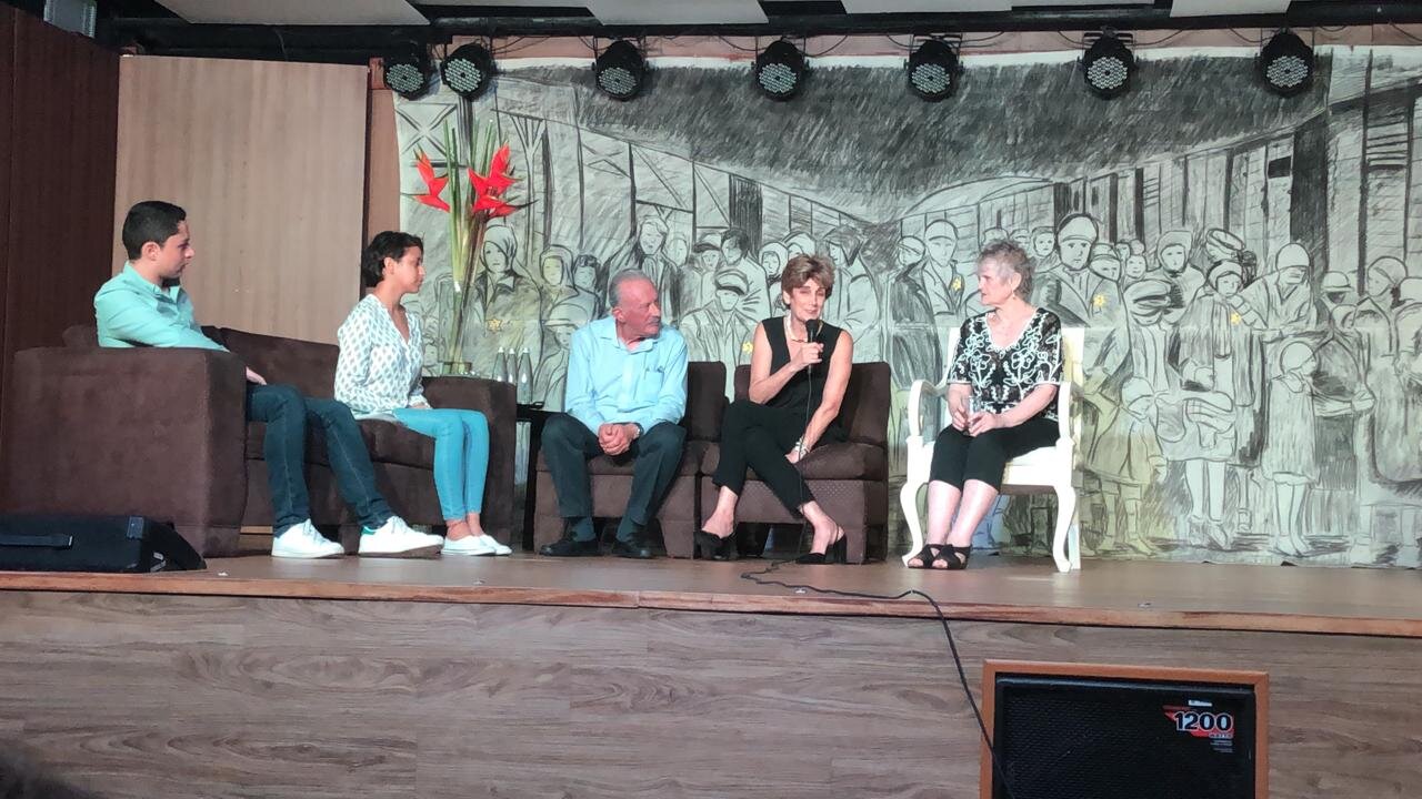 conversatorio con el sobreviviente Sunik Amitai, Lilly Rozen y dos alumnos del Colegio.