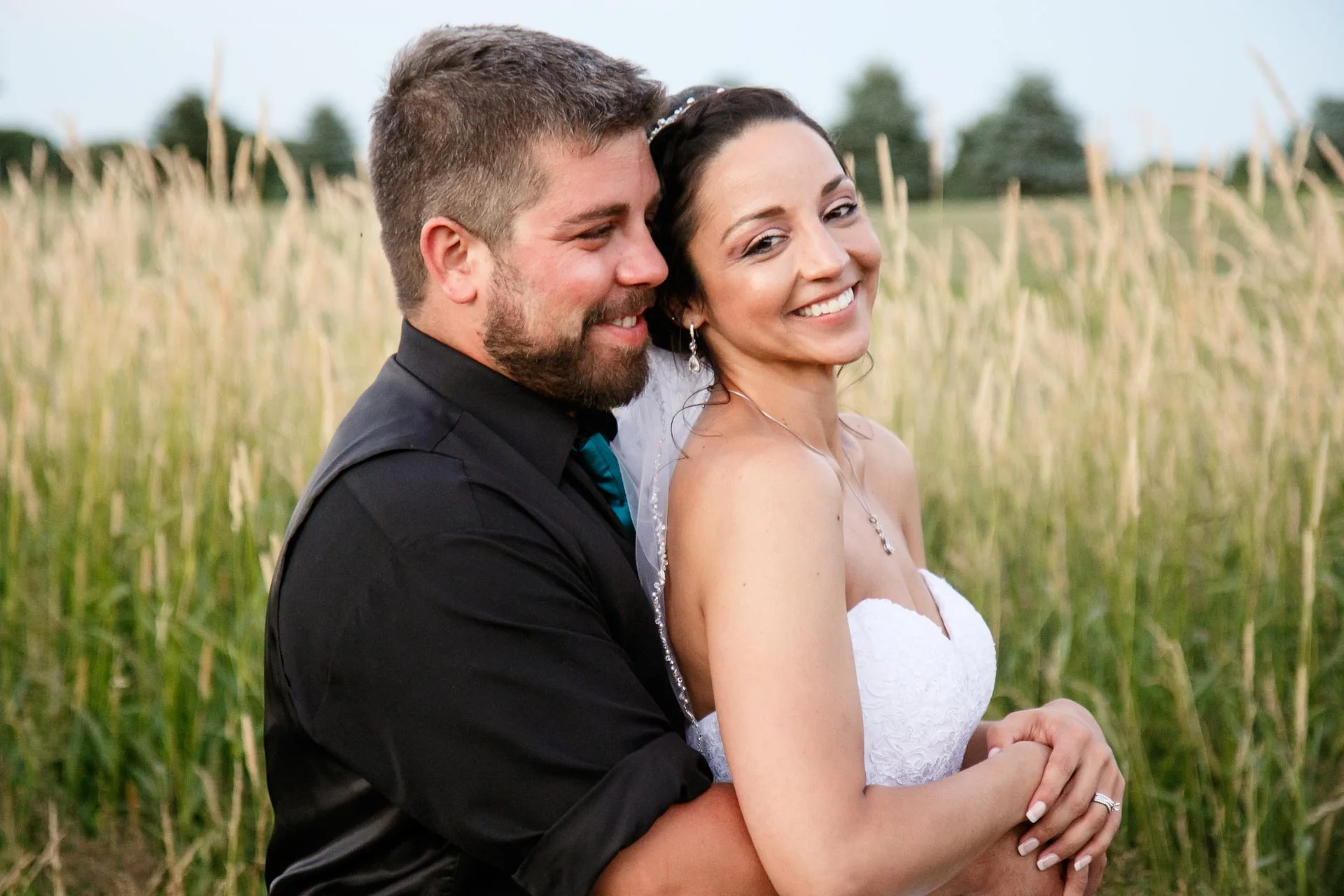 Tamara and AJ injected a unique aviary component to the decor on their wedding day. By incorporating bright, blue colors and a unique vintage car, we made some beautiful images that were truly unique. Simply Country Barn hosted the event and Adam Sh…