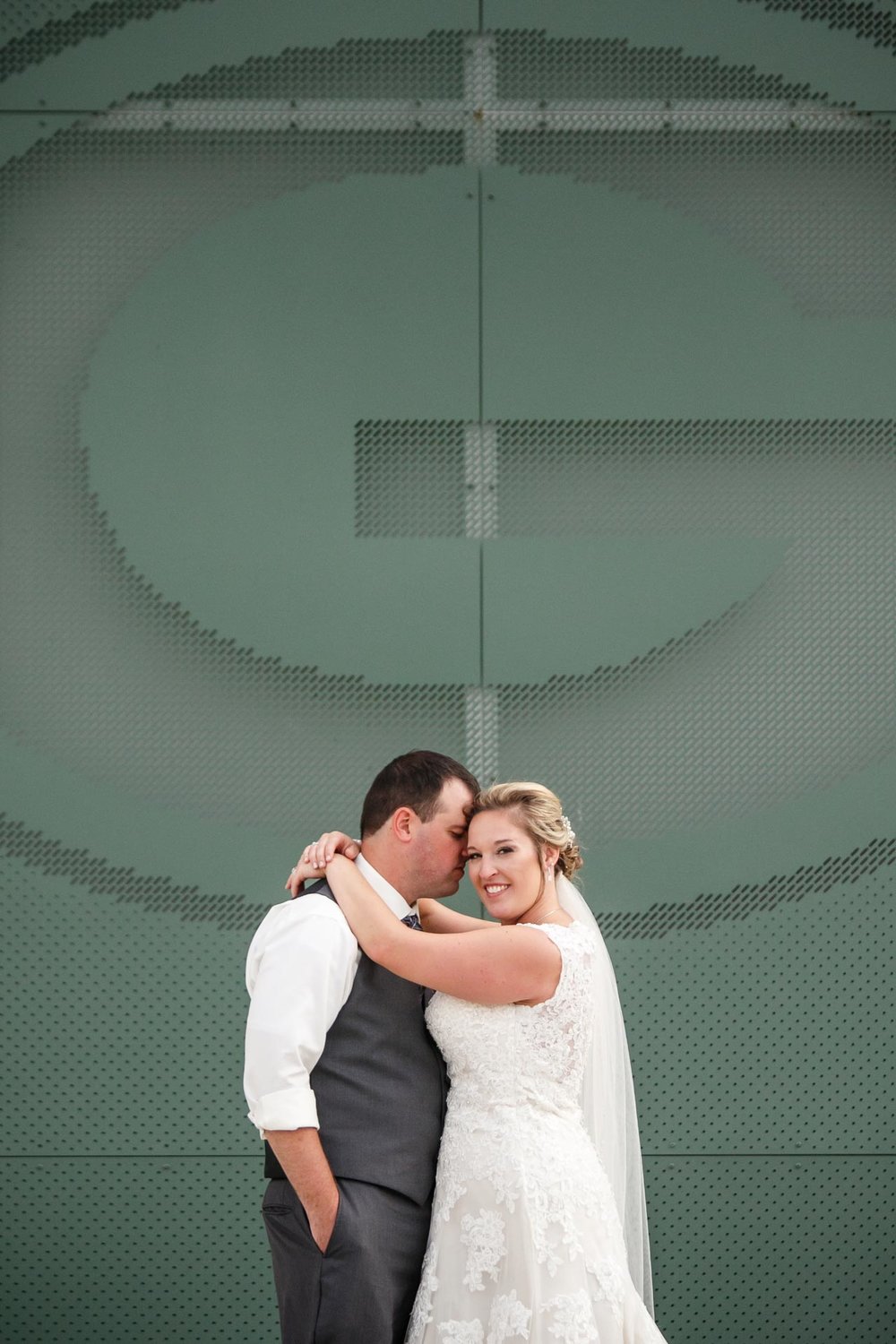 lambeau-field-wedding-bride-groom-adam-shea-photography-green-bay-appleton-neenah-photographer-8.jpg