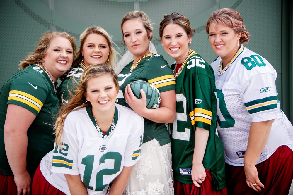 lambeau-field-wedding-bride-groom-adam-shea-photography-green-bay-appleton-neenah-photographer.jpg