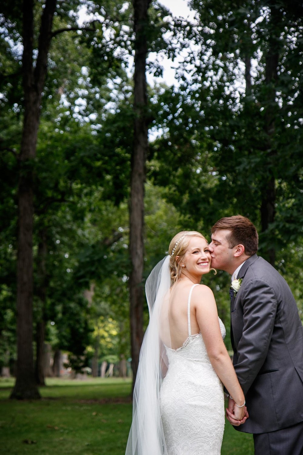 neenah-riverside-park-bride-groom-adam-shea-photography-green-bay-appleton-neenah-photographer-8.jpg