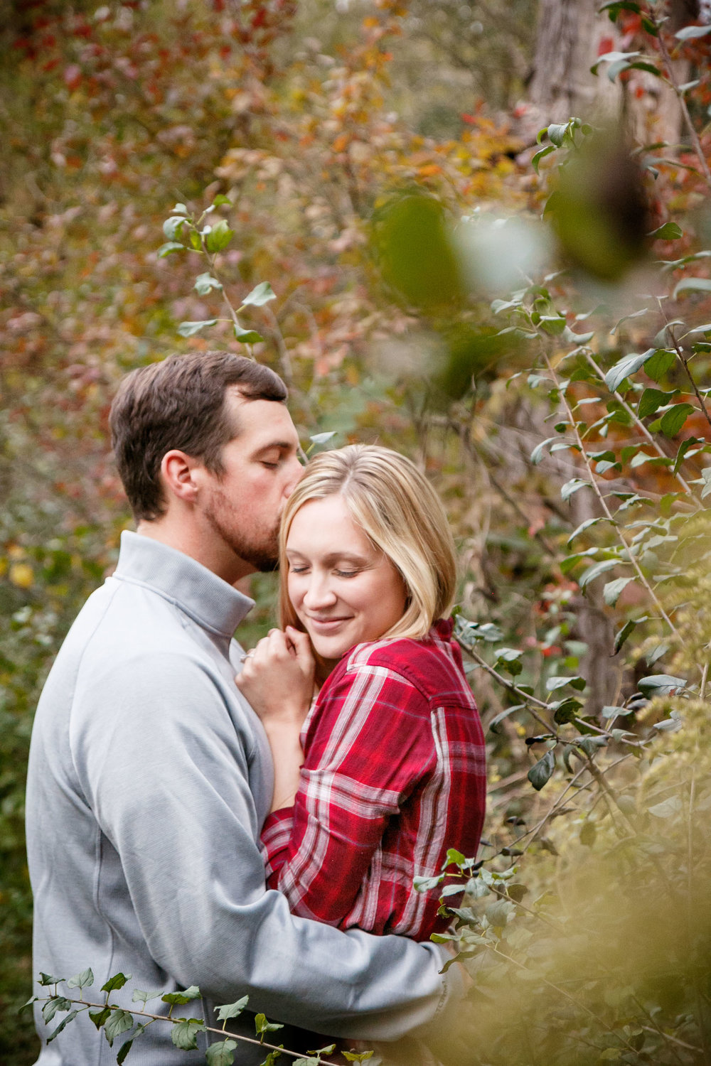 fall-engagement-photos-clothes-to-wear-adam-shea-photography-green-bay-appleton-neenah-photographer-8.jpg