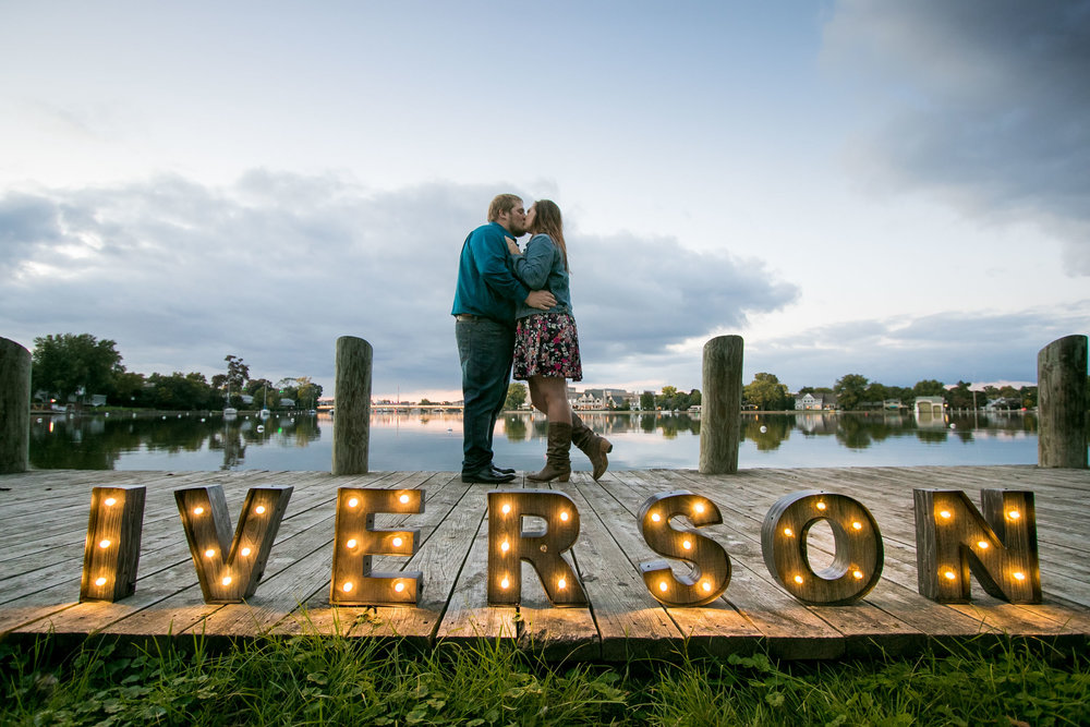 fall-engagement-photos-props--adam-shea-photography-green-bay-appleton-neenah-photographer-10.jpg