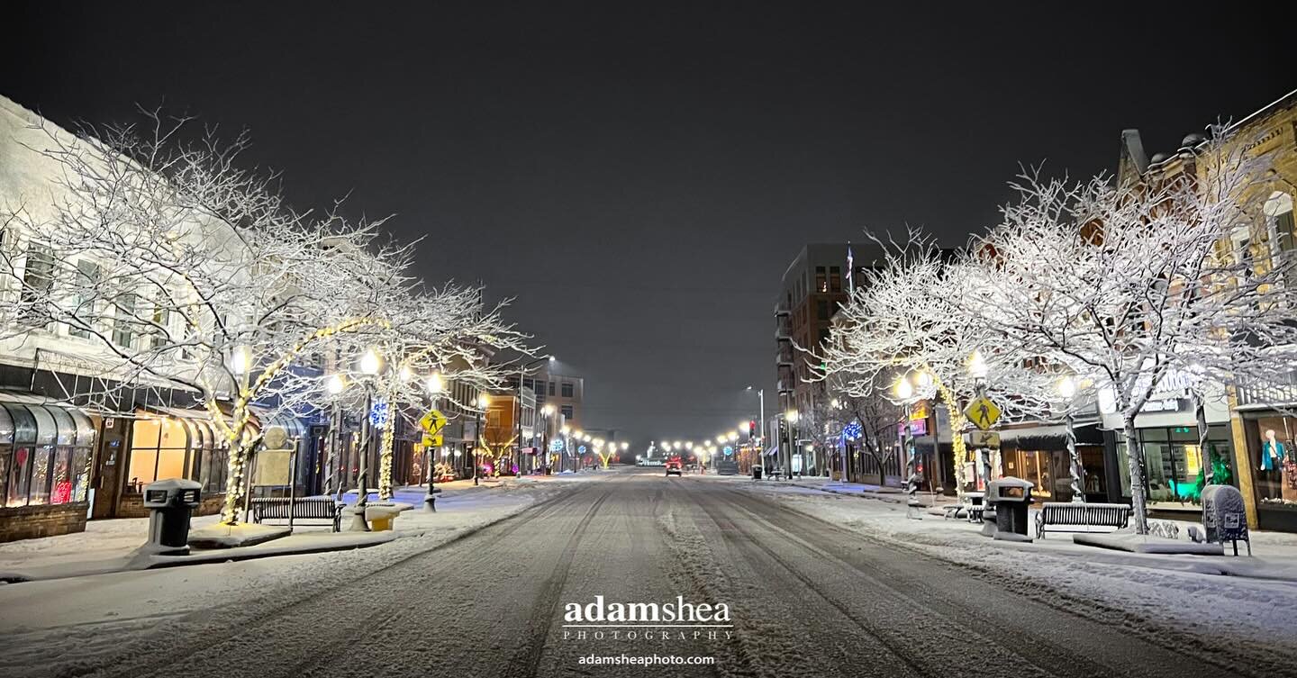 Last night downtown was aglow. ✨. 

#snowyscene #neenahwisconsin #neenahwi #adamsheaphoto #adamsheaphotography #downtownneenah