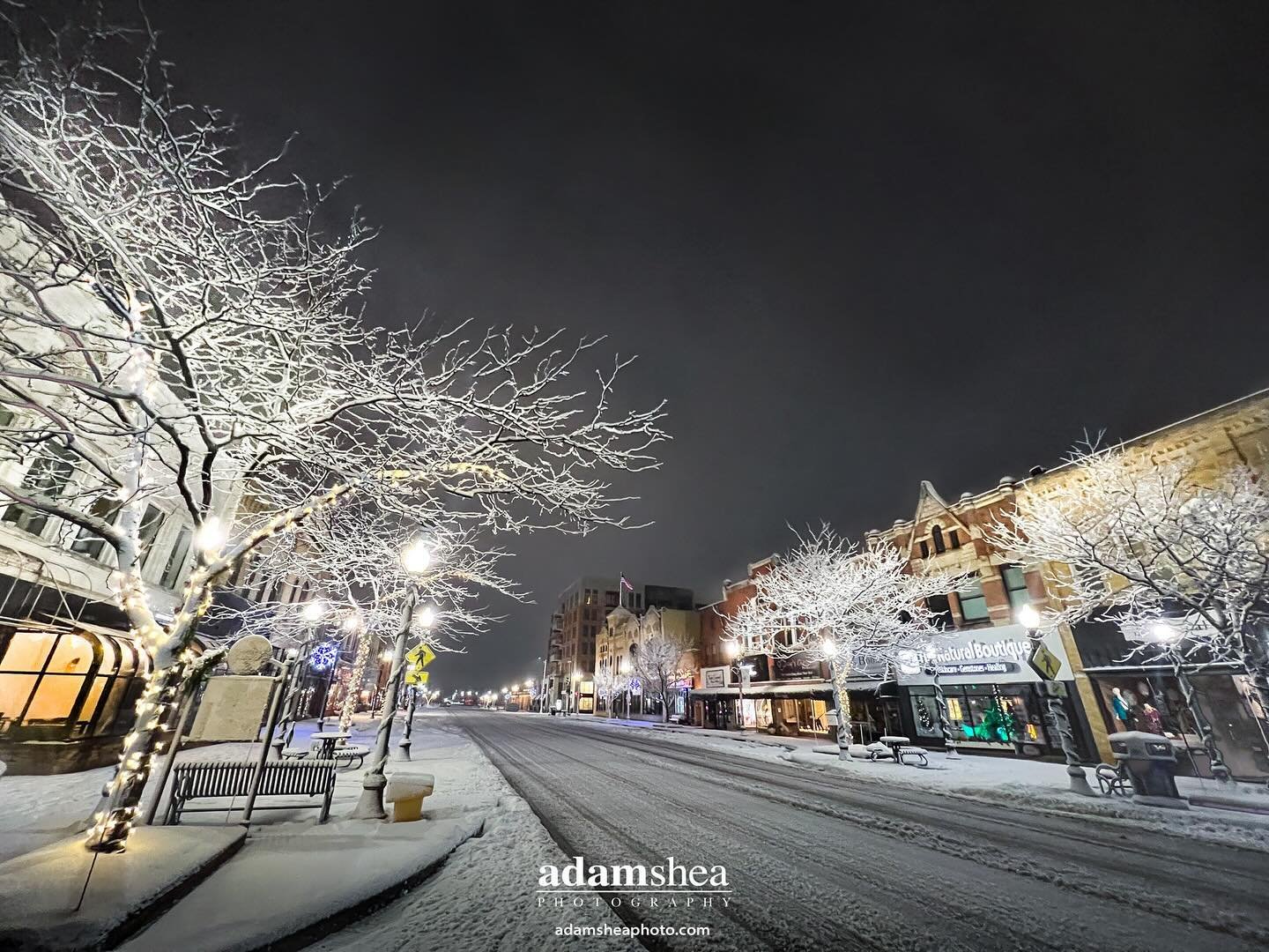 Last night downtown was aglow. ✨. 

#snowyscene #neenahwisconsin #neenahwi #adamsheaphoto #adamsheaphotography #downtownneenah