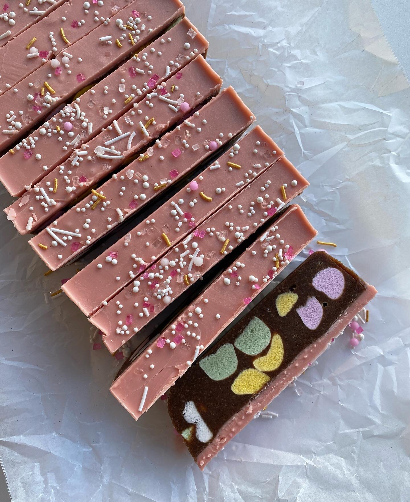 ✨ GIVEAWAY ✨ to celebrate my wee collab with @sweet_sprinklesnz we are giving away FOUR prize packs which include a slab of lollycake and some of my chrissycakes sprinkles. This can be entered from anywhere in NZ and we will ship to you 🥳🥳 
To ente