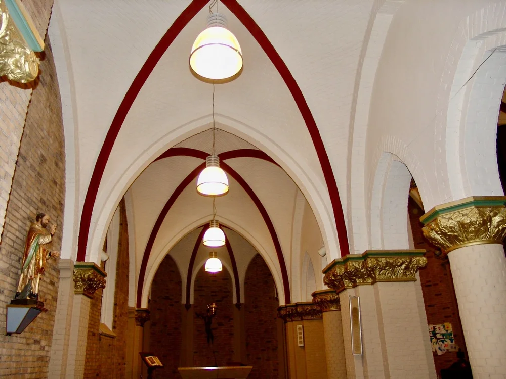 Voorbereiding van het kerkinterieur voor schilderwerk