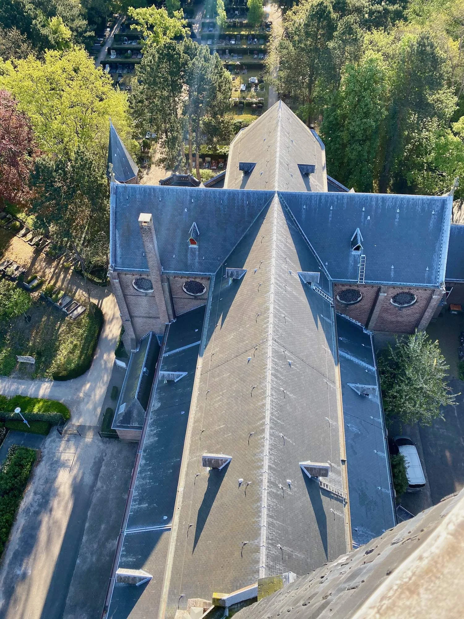 De kerktoren van de Bavo Kerk in Heemstede van dichtbij