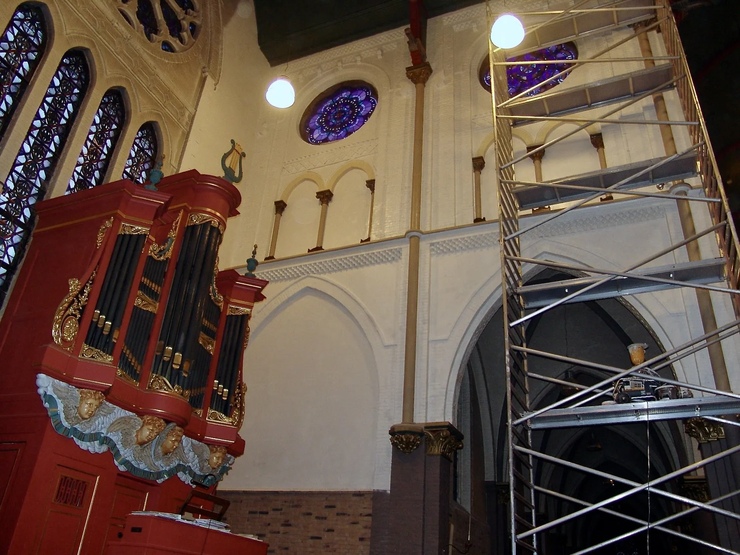 Schilderwerk en steigers in het schip van de Bavo Kerk