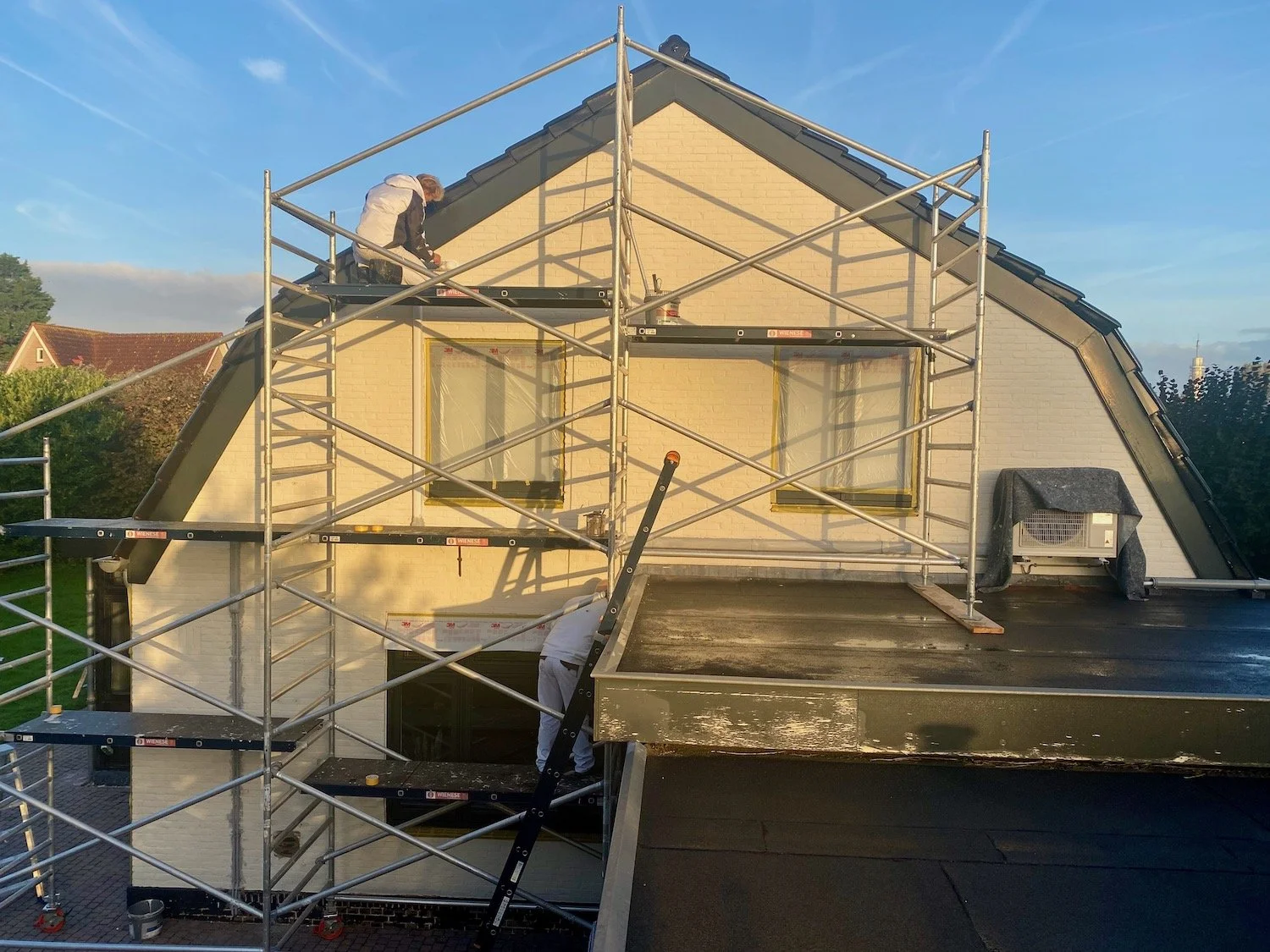 Boerderij in Vijfhuizen vóór het schilderwerk, met de oorspronkelijke lichte gevel
