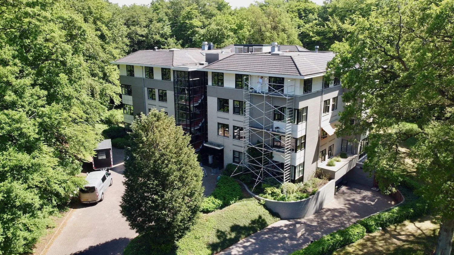 Dronebeeld van de steiger en het appartementencomplex Eikenrode