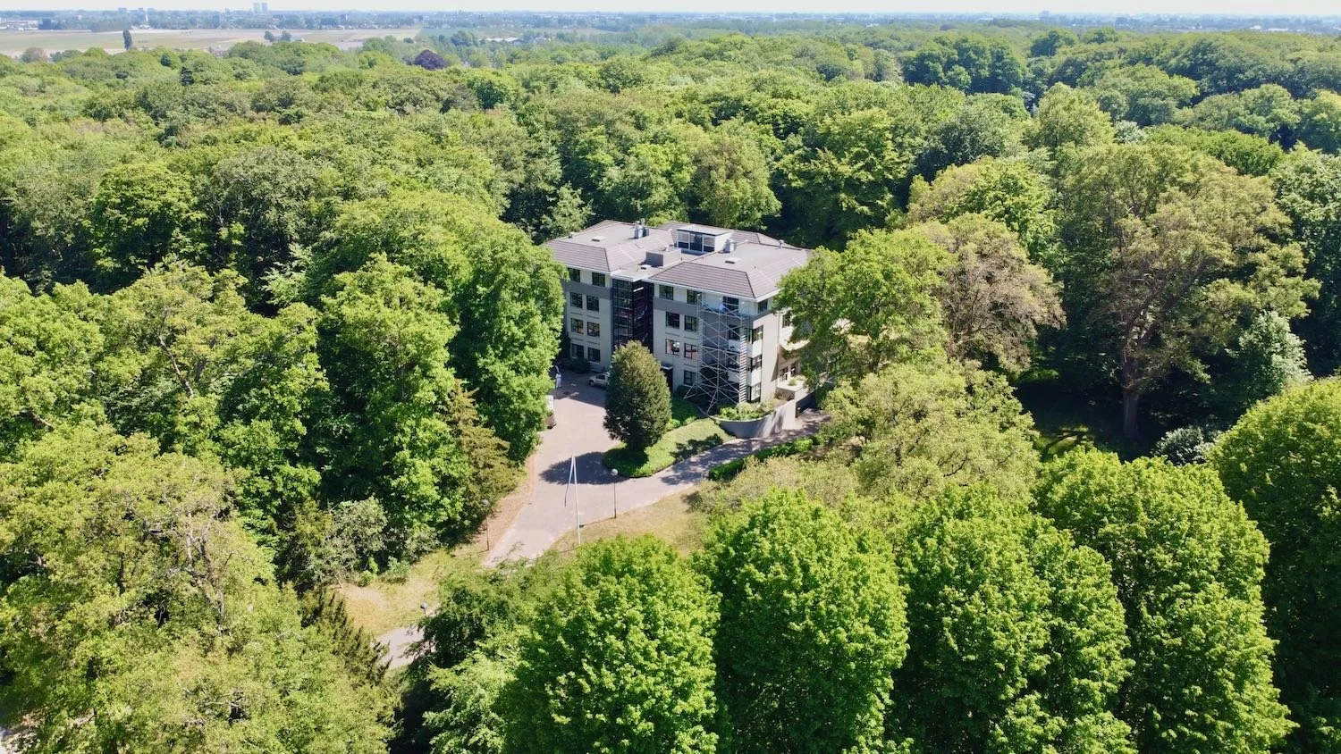 Dronebeeld van appartementencomplex Eikenrode in Heemstede