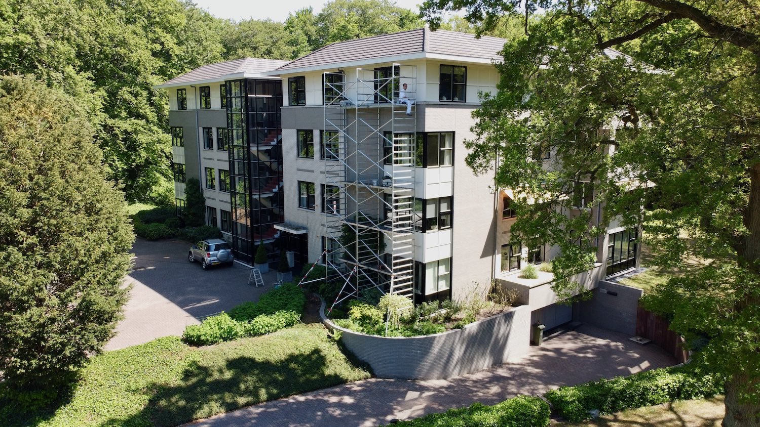Dronefoto van de voorzijde van Eikenrode
