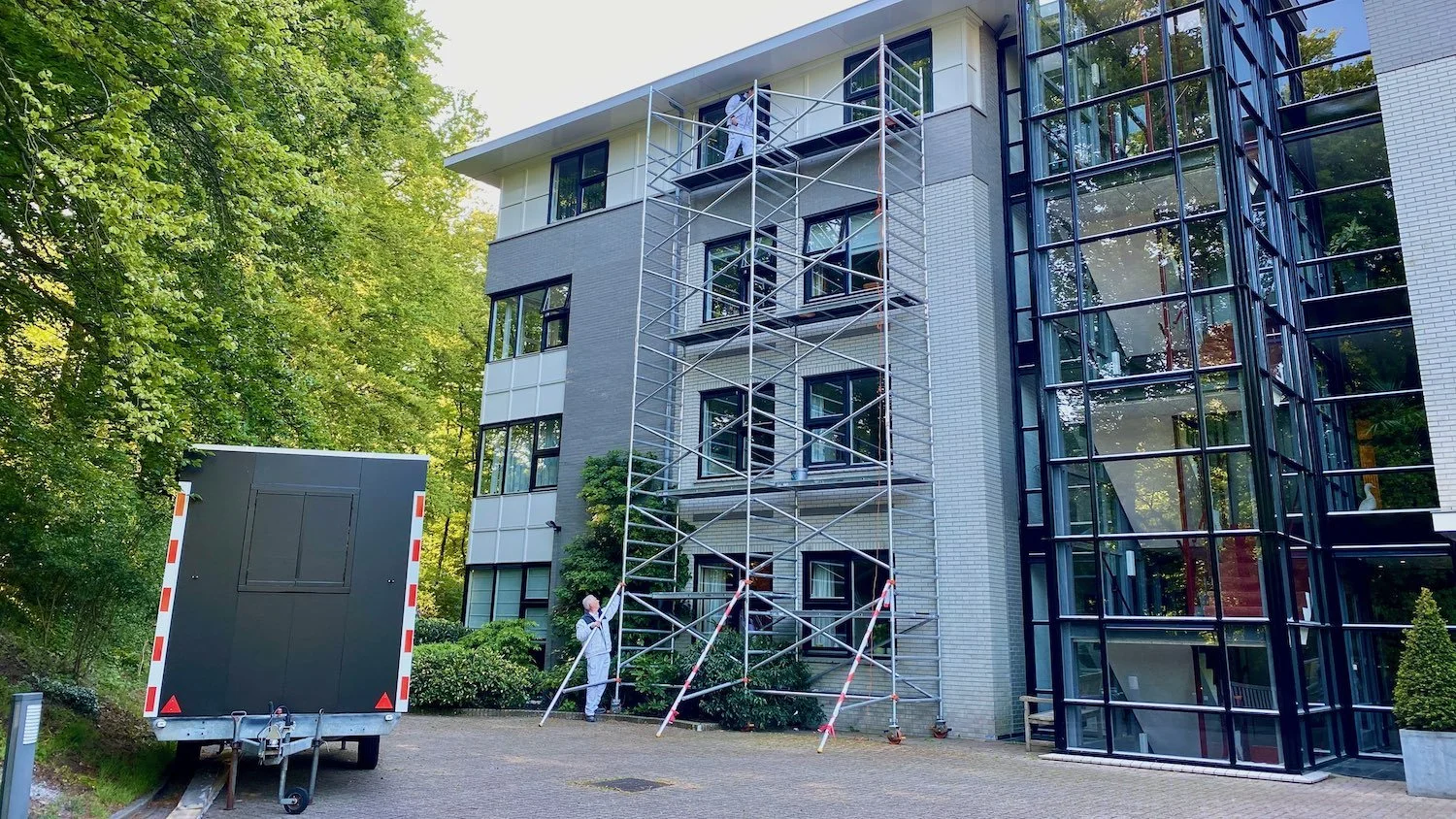 Steigerwerk aan de voorgevel van Eikenrode