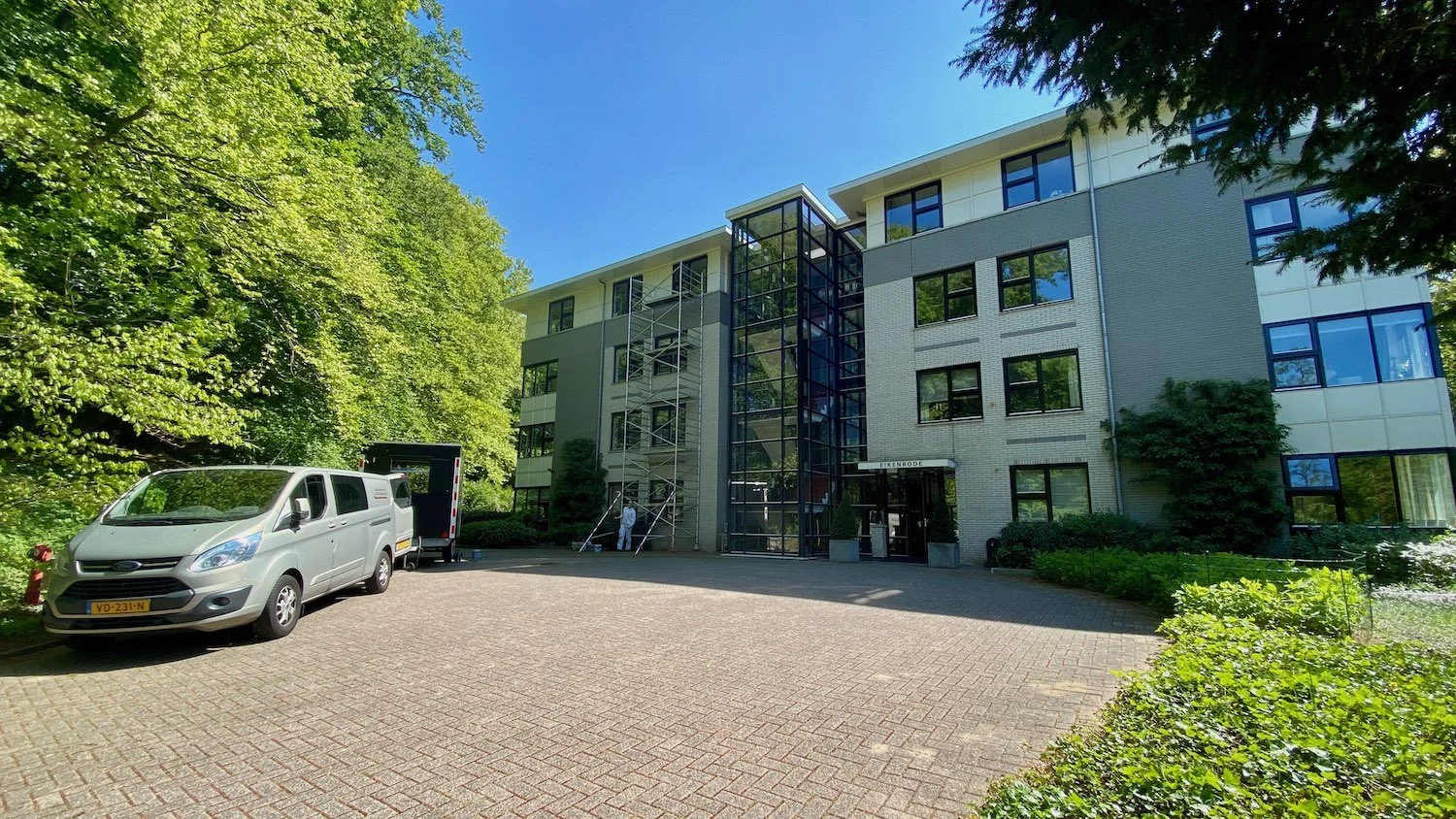 Voorzijde van appartementencomplex Eikenrode